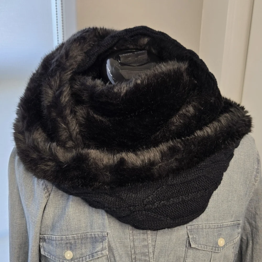 JUICY COUTURE BLACK FAUX FUR INFINITY SCARF CABLE KNIT INTERIOR WINTER WOMEN OS
